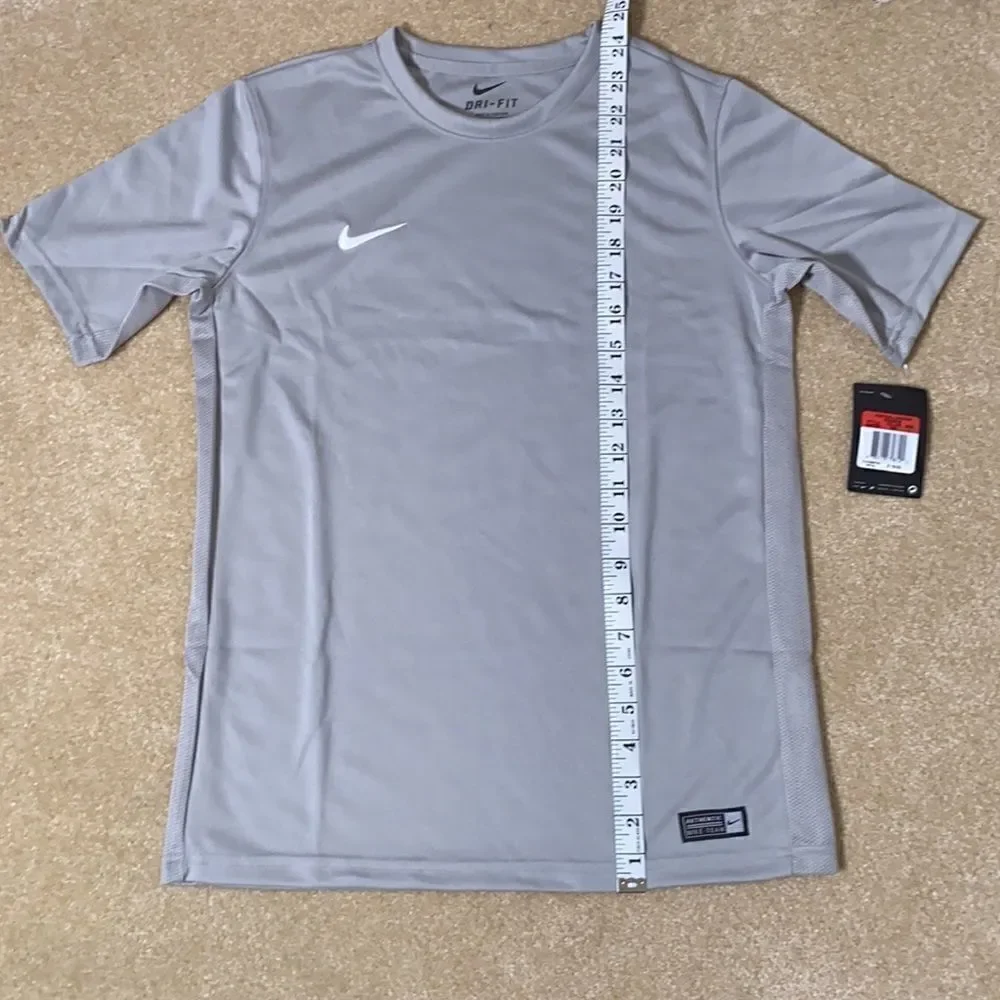 Boy’s Nike Youth Gray T-Shirt Large - NWT